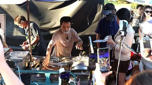 一鼎盈 “鸡排哥”登顶：烟火气如何接住泼天富贵？