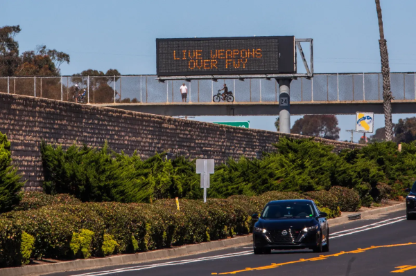 鑫月配 美副总统安保车遭军演炮弹碎片击中，未造成人员伤亡